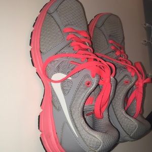 NIKE TENNIS SHOES